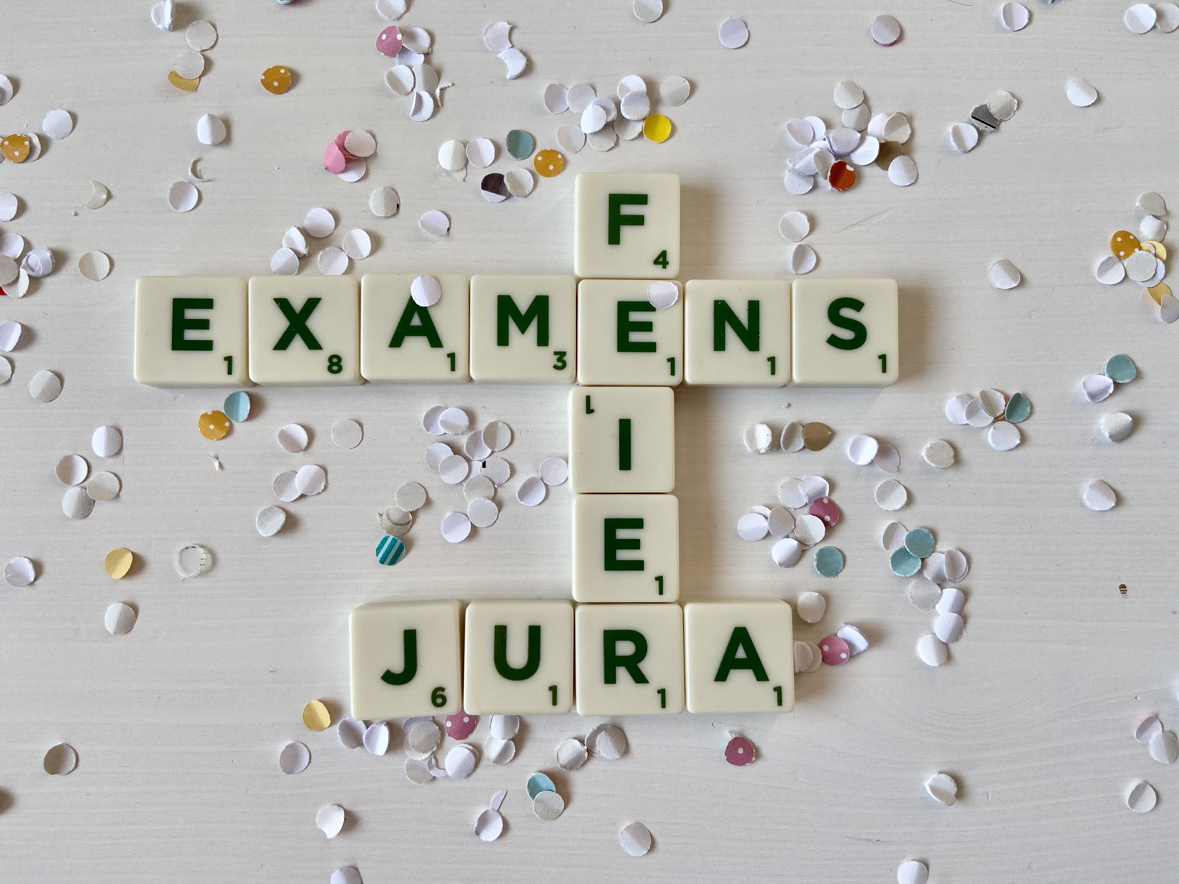 Aus Scrabble Steinen gelegter Hinweis auf die Examensfeier