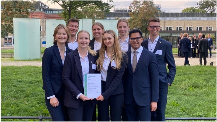 oto: Moot Court in Hannover v.l.n.r.:   hintere Reihe: Ivo Kaitschick, Sophia Müller, Sophia Zumsande, Jan Dallaserra vordere Reihe: Elisa Lehmann, Lea Ahrens, Elena Rouenhoff, Samuel Heitkamp